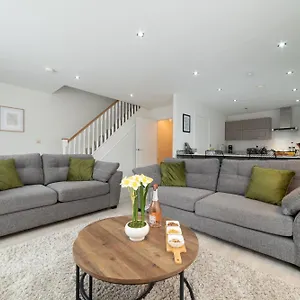 Luxury Duplex 2-bed Fruit Market Marina Apartment